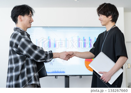 オフィスのパソコンで仕事をする若い男性エンジニア 138267660