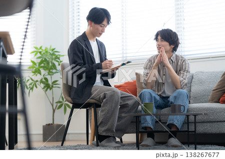オフィスで仕事をする若い男性エンジニア オフィスで仕事をする若い男性エンジニア 138267677