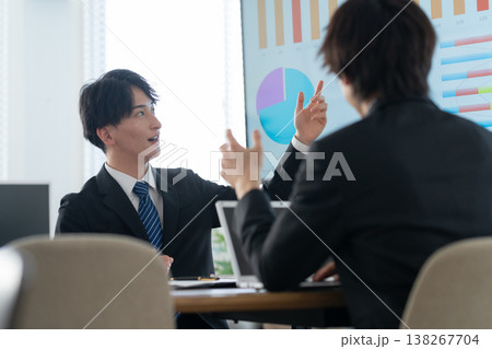 オフィスで会議をする若いビジネスマン オフィスで会議をする若いビジネスマン 138267704