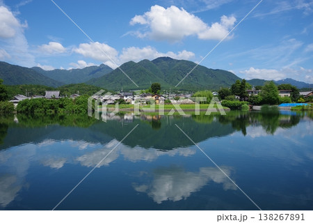鈴鹿山麓夏景色 《三重県 四日市市 水沢町 南地神池（通称 じじ池）》 138267891