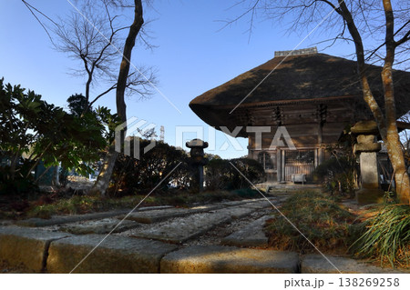ロマンチック茨城(大きな茅葺屋根の「萬福寺阿弥陀堂」。常行三昧の行を修する「常行堂」である。)行方市 ロマンチック茨城(大きな茅葺屋根の「萬福寺阿弥陀堂」。常行三昧の行を修する「常行堂」である。)行方市 138269258