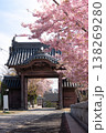 寺院の門を彩る満開の桜並木　日本の春の風景 138269280