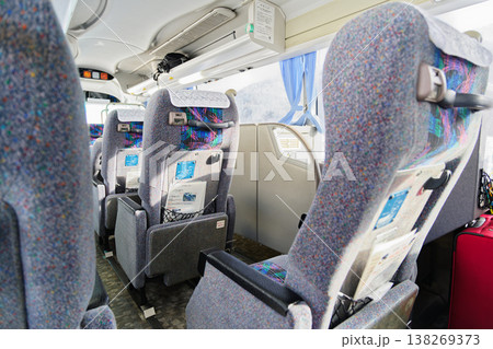 冬の旅行中に撮影した高速バス車内の座席と通路 冬の旅行中に撮影した高速バス車内の座席と通路 138269373