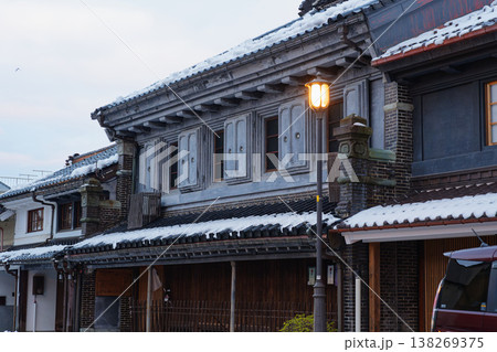 雪が残る高岡市山町筋の土蔵造りの町並み 雪が残る高岡市山町筋の土蔵造りの町並み 138269375
