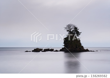 冬の氷見海岸で撮影した静かな海に浮かぶ岩礁 冬の氷見海岸で撮影した静かな海に浮かぶ岩礁 138269382