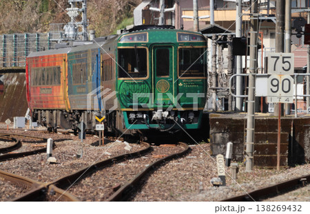 大歩危駅に停車中の観光列車「四国まんなか千年ものがたり」 大歩危駅に停車中の観光列車「四国まんなか千年ものがたり」 138269432