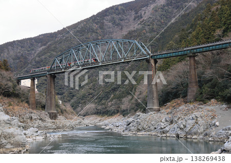 大歩危峡の第2吉野川橋梁を渡る特急南風 大歩危峡の第2吉野川橋梁を渡る特急南風 138269438