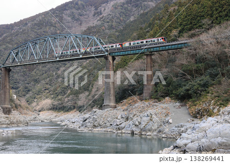 大歩危峡の第2吉野川橋梁を渡る特急南風 138269441