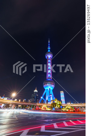 紫色にライトアップされた上海の東方明珠タワーと光の軌跡の夜景 138269497