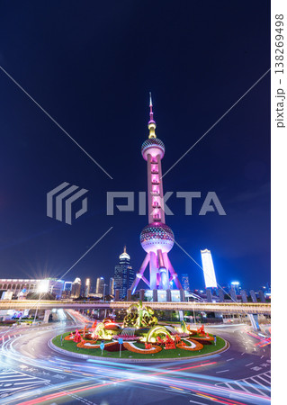 紫色にライトアップされた上海の東方明珠タワーと光の軌跡の夜景 紫色にライトアップされた上海の東方明珠タワーと光の軌跡の夜景 138269498