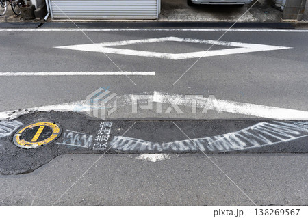 水道工事後の仮舗装とひし形道路標示を促す文字 水道工事後の仮舗装とひし形道路標示を促す文字 138269567