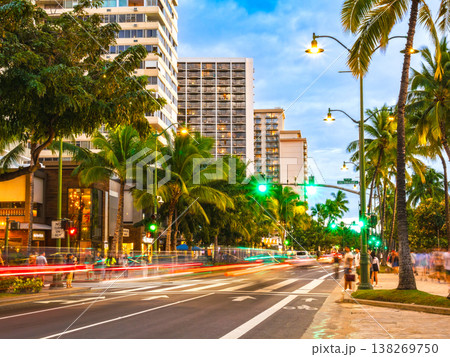 ハワイ　夕暮れのワイキキ　カラカウア通り 138269750