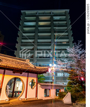 寺院 夜景 桜 高層マンション 都市夜景 日本 和風建築 春 夜桜 都市風景 日本文化 138269805