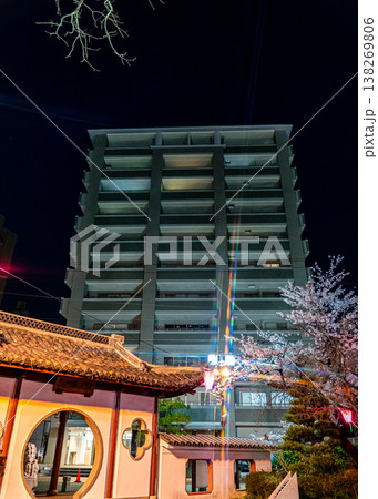 寺院 夜景 高層マンション 桜 日本 都市夜景 春 和風建築 夜桜 日本文化 都市風景 寺院 夜景 高層マンション 桜 日本 都市夜景 春 和風建築 夜桜 日本文化 都市風景 138269806