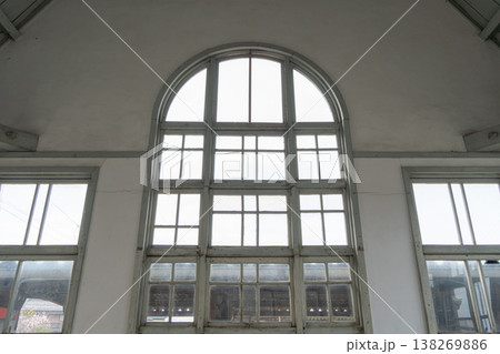 古い建物の窓 138269886