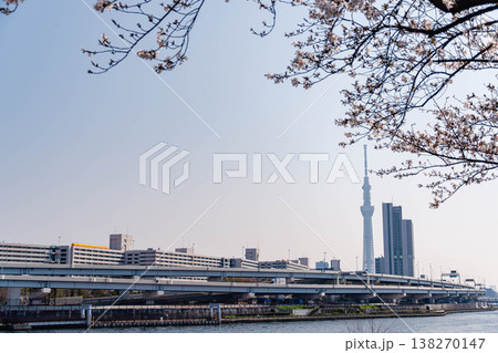 東京スカイツリーと都市高速が広がる東京の都市風景 東京スカイツリーと都市高速が広がる東京の都市風景 138270147