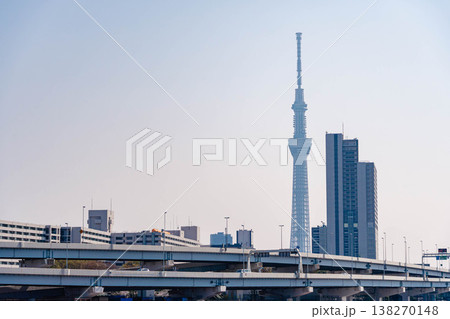 東京スカイツリーと都市高速が広がる東京の都市風景 138270148