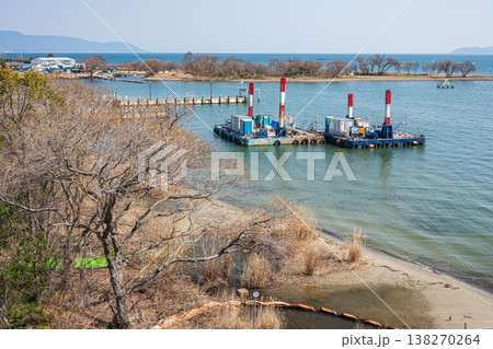 道の駅びわ湖大橋米プラザ前の湖岸風景　琵琶湖大橋からの眺め　滋賀県大津市堅田 138270264