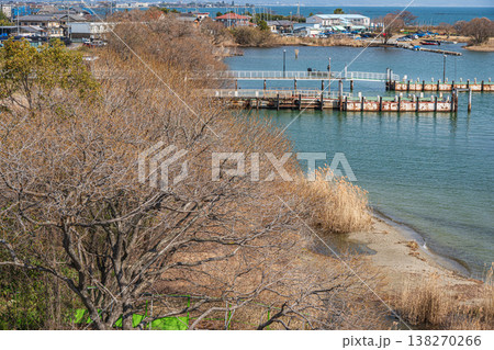道の駅びわ湖大橋米プラザ前の湖岸風景 琵琶湖大橋からの眺め 滋賀県大津市堅田 道の駅びわ湖大橋米プラザ前の湖岸風景 琵琶湖大橋からの眺め 滋賀県大津市堅田 138270266