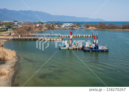 道の駅びわ湖大橋米プラザ前の湖岸風景　琵琶湖大橋からの眺め　滋賀県大津市堅田 138270267