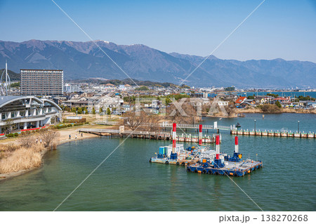 道の駅びわ湖大橋米プラザ前の湖岸風景　琵琶湖大橋からの眺め　滋賀県大津市堅田 138270268