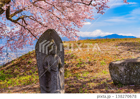 （山梨県）道祖神の桜が満開　山並みの向こうに富士山 138270678