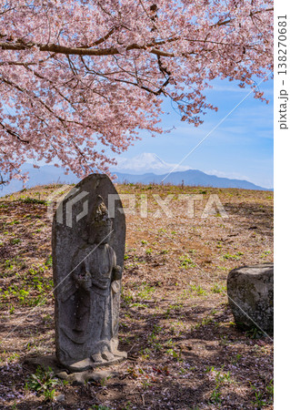 (山梨県)道祖神の桜が満開 山並みの向こうに富士山 (山梨県)道祖神の桜が満開 山並みの向こうに富士山 138270681