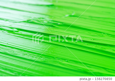 緑色のアクリル絵の具を伸ばした質感のクローズアップ撮影12 138270850