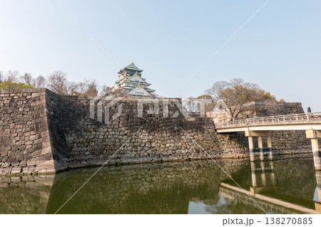 大阪城の石垣と極楽橋 穏やかな朝の風景 138270885
