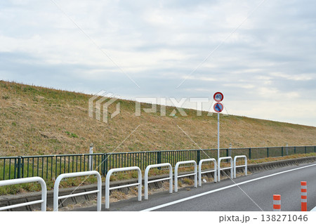 荒川土手 道路側 荒川土手 道路側 138271046
