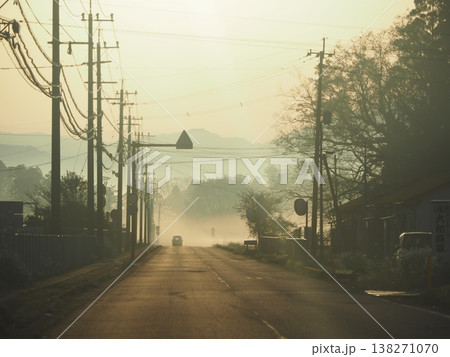 朝霧の道路 138271070