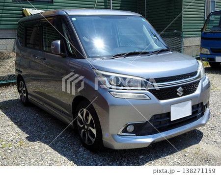 駐車場に停めた乗用車 138271159