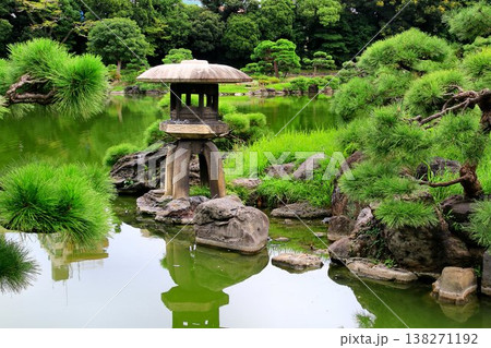 池の周囲に築山や名石を配置した回遊式林泉庭園… 【清澄庭園】 138271192