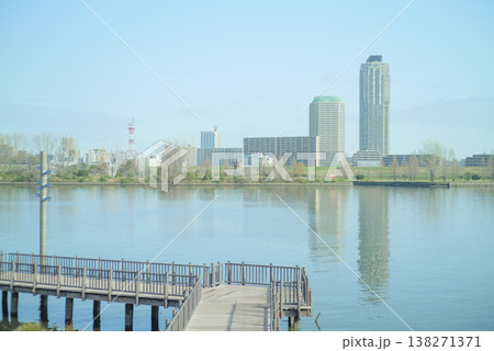 荒川と対岸の川口市の風景 東京都北区赤羽 荒川と対岸の川口市の風景 東京都北区赤羽 138271371
