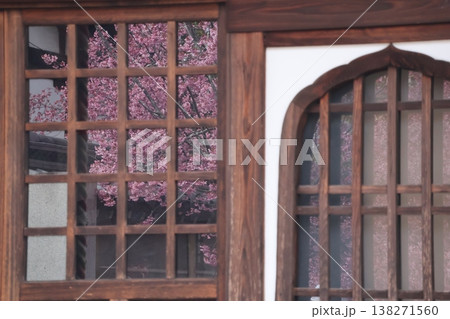寺の窓にうつるピンクの桜の花の風景 寺の窓にうつるピンクの桜の花の風景 138271560