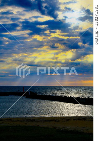 日の出が眩しい…太平洋・平磯海水浴場 138271581