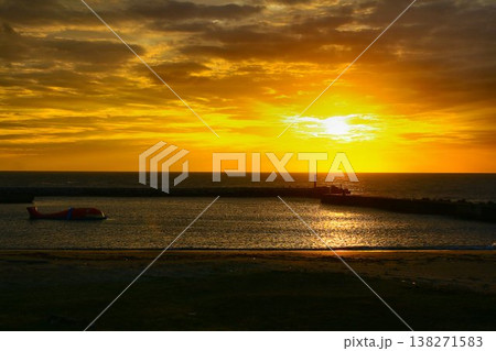日の出が眩しい…太平洋・平磯海水浴場 138271583