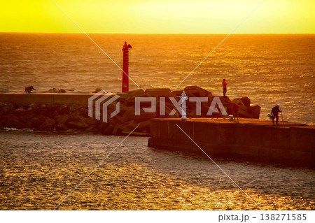 日の出が眩しい…太平洋・平磯海水浴場 138271585