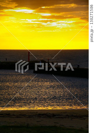 日の出が眩しい…太平洋・平磯海水浴場 138271586