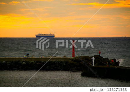 日の出が眩しい…太平洋・平磯海水浴場 138271588