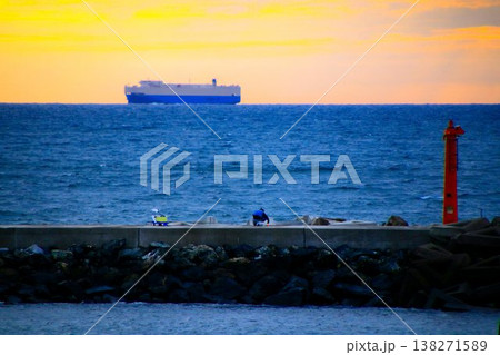 日の出が眩しい…太平洋・平磯海水浴場 138271589