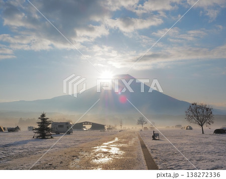 静岡県 雪原のふもとっぱらの朝日 3月 静岡県 雪原のふもとっぱらの朝日 3月 138272336