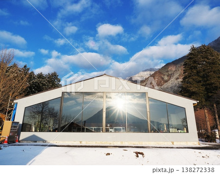 静岡県　雪のふもとっぱらの朝日　3月 138272338
