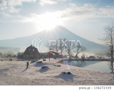 静岡県　雪のふもとっぱらの朝日　3月 138272339