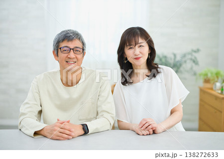 リビングで楽しく会話する60代の夫婦 138272633
