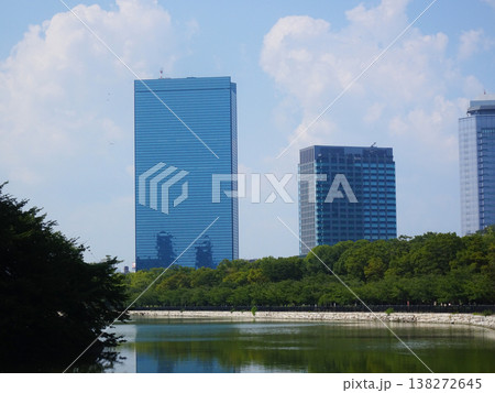 大阪城公園のお堀と周辺のビル（大阪府大阪市中央区） 138272645