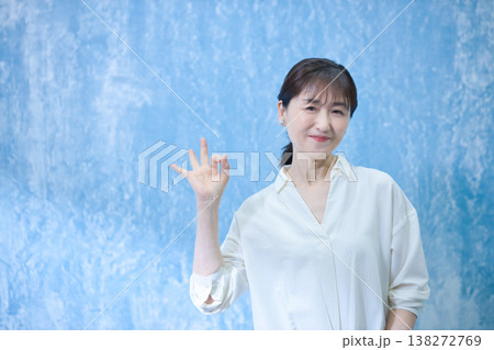 カメラ目線で笑顔の60代女性 カメラ目線で笑顔の60代女性 138272769