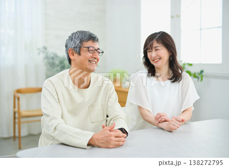 リビングで楽しく会話する60代の夫婦 138272795