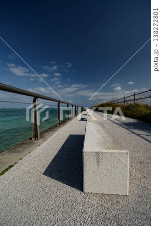 浦添市にある海沿いの海浜公園にある遊歩道とそれに並ぶベンチ1 浦添市にある海沿いの海浜公園にある遊歩道とそれに並ぶベンチ1 138272801