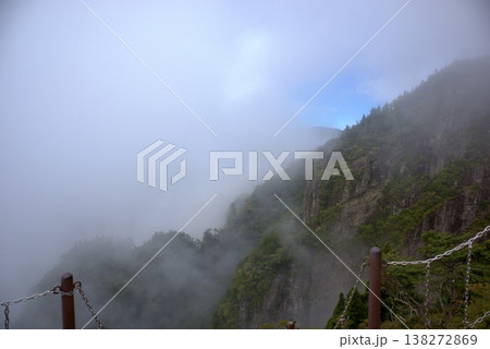 霧に包まれた山頂の展望台と空 霧に包まれた山頂の展望台と空 138272869